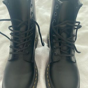 BNWOT (Do have Box) Women’s Dr. Martens Icons